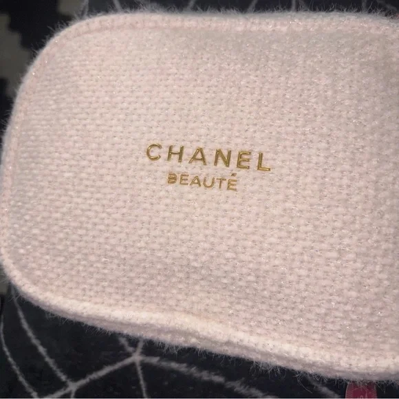 CHANEL White Textured Pouch with Gold Accent - Picture 5 of 8